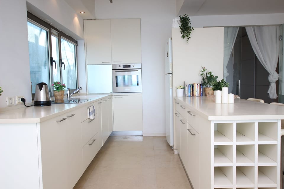 Deluxe Apartment, Multiple Beds, Non Smoking | Private kitchen | Full-size fridge, microwave, oven, stovetop