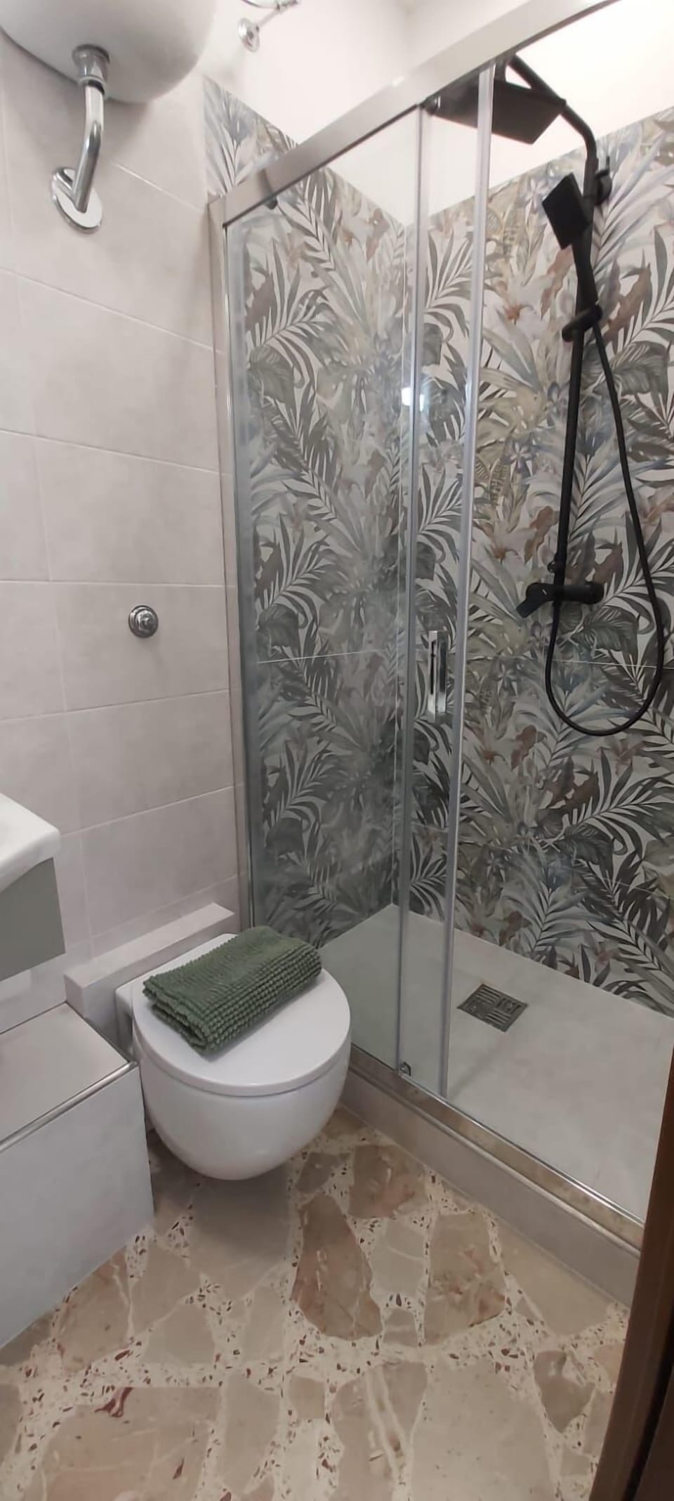Triple Room, Private Bathroom (balcone) | Bathroom | Rainfall showerhead, free toiletries, hair dryer, towels