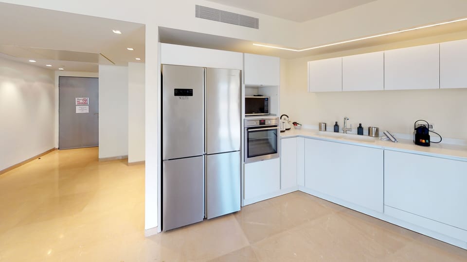 City Apartment | Private kitchen | Full-size fridge, microwave, oven, stovetop
