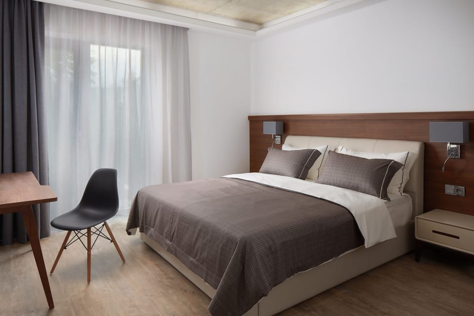 In-room safe, desk, blackout drapes, soundproofing