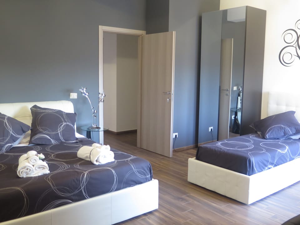 Comfort Triple Room, Mountain View | Minibar, in-room safe, desk, cribs/infant beds