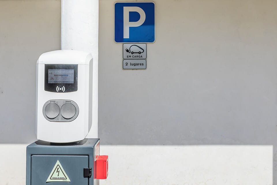 Electric vehicle charging station