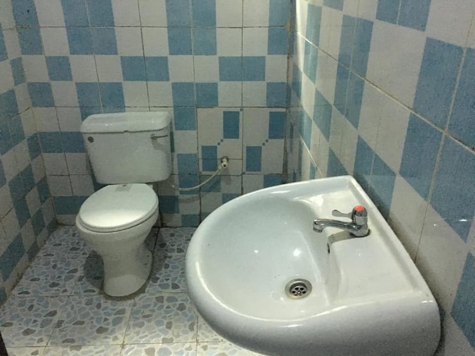 Classic Room | Bathroom | Shower, hair dryer, towels