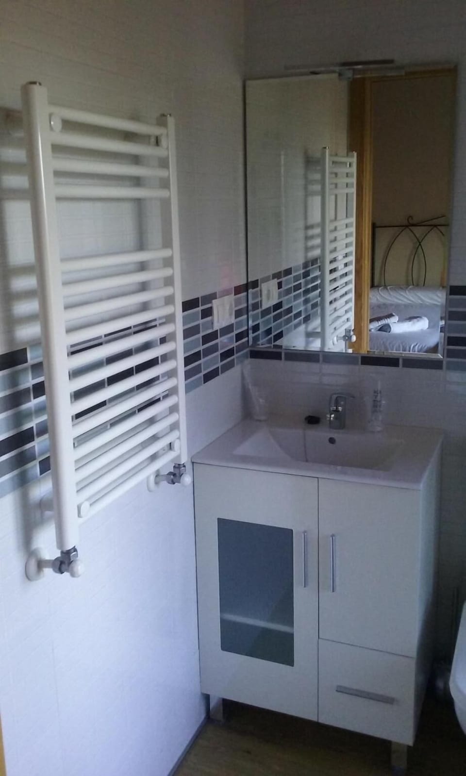 Shower, free toiletries, towels
