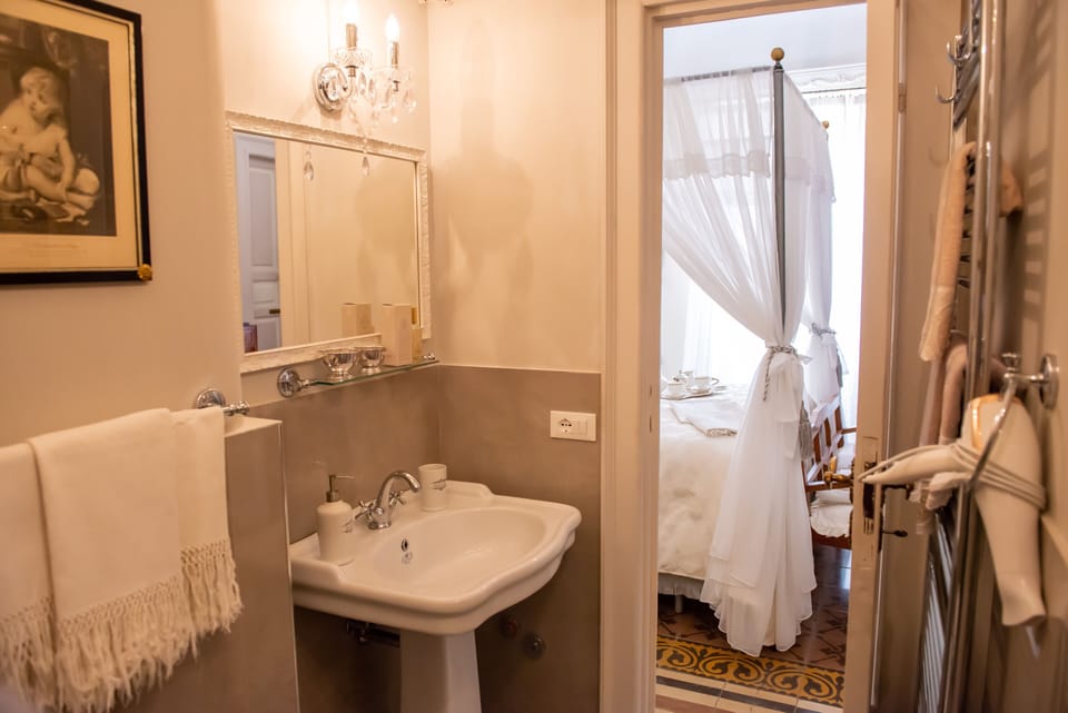 Royal Double Room | Bathroom | Shower, free toiletries, hair dryer, bathrobes