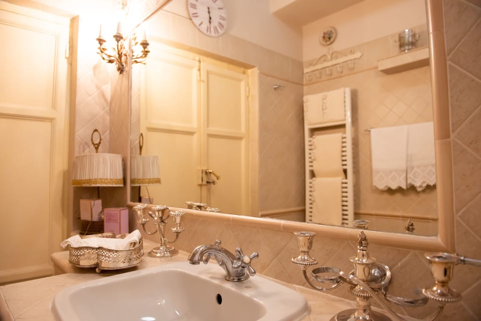 Presidential Double Room | Bathroom | Shower, free toiletries, hair dryer, bathrobes