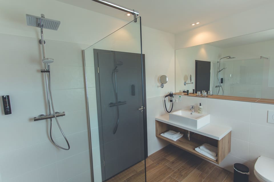 Shower, free toiletries, hair dryer, towels