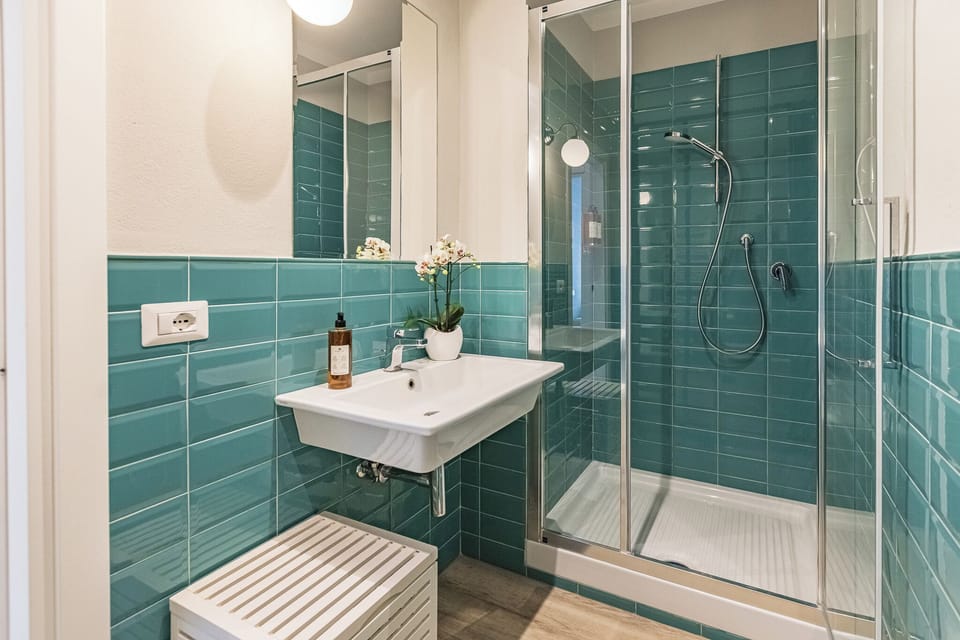 Deluxe Room, Garden View (c) | Bathroom | Shower, rainfall showerhead, hair dryer, bidet