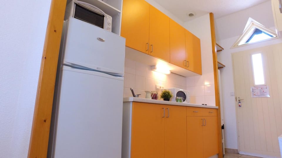Fridge, microwave, electric kettle, cookware/dishes/utensils