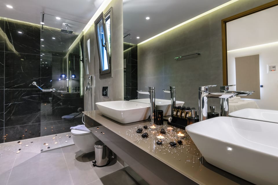 Deluxe Triple Room | Bathroom | Shower, rainfall showerhead, free toiletries, hair dryer