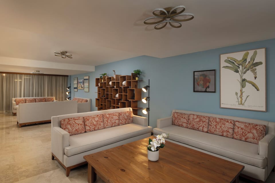 9 bars/lounges, 2 swim-up bars, 3 beach bars