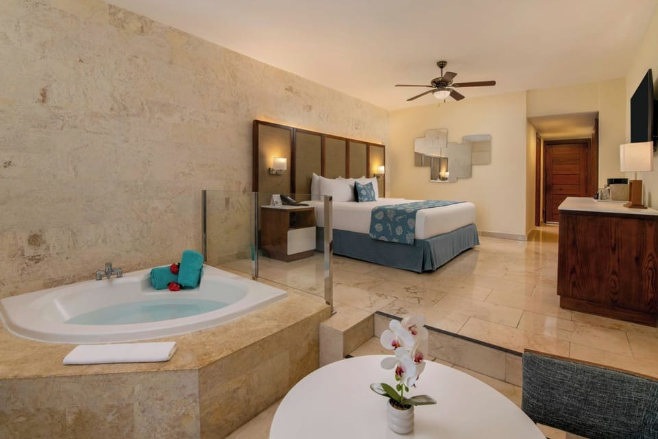 Junior Suite Premium Ocean Front with Jacuzzi | Free minibar, in-room safe, blackout drapes, soundproofing
