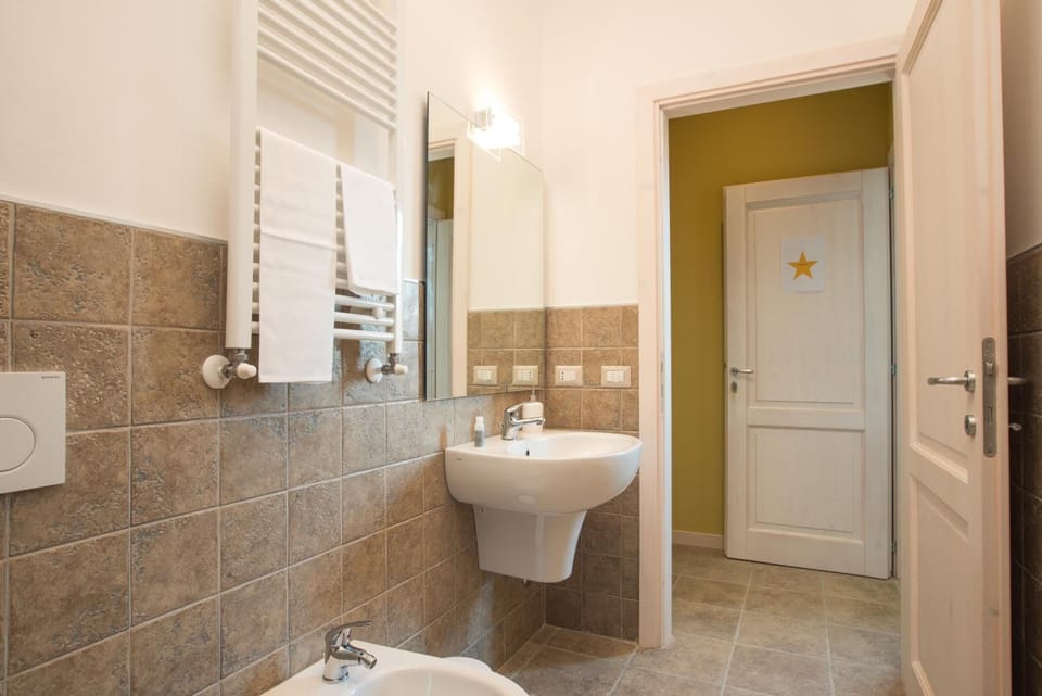 Shower, free toiletries, hair dryer, bidet