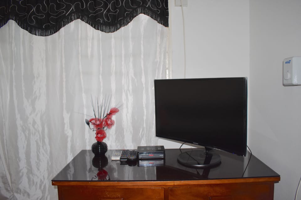 Curved cable tv also personal bathroom with air con 