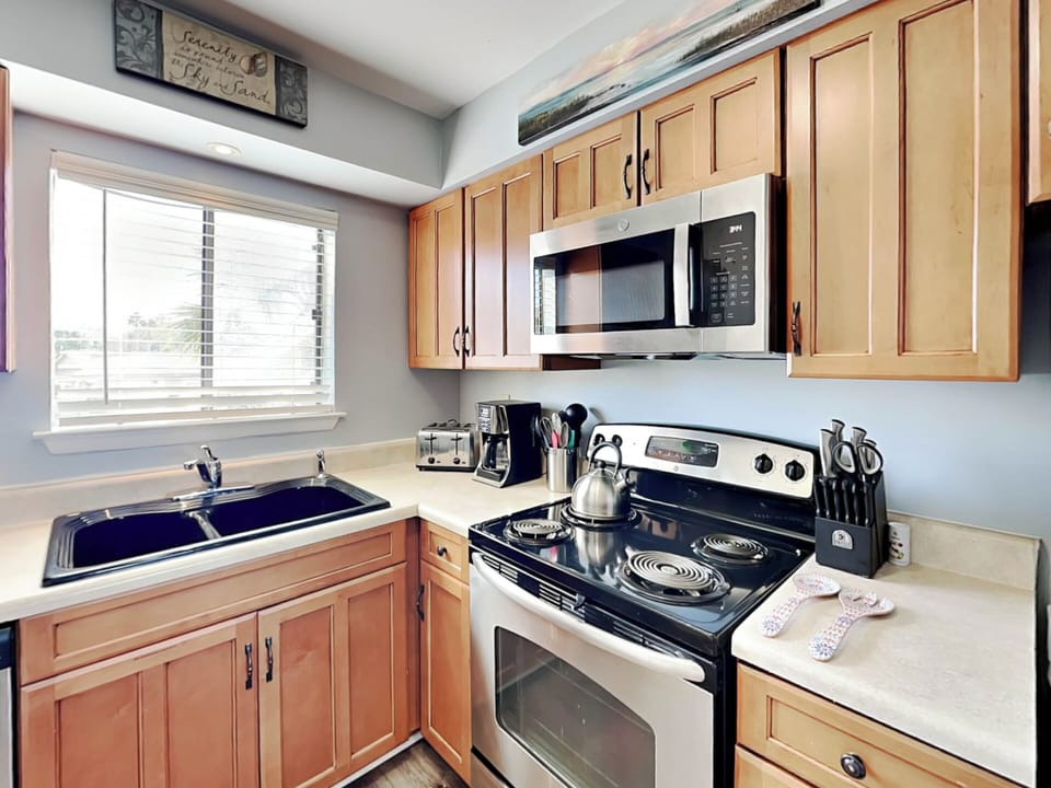 Full Kitchen w/ Stacked Washer & Dryer
