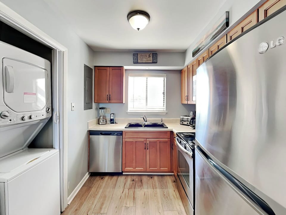 Full Kitchen w/ Stacked Washer & Dryer