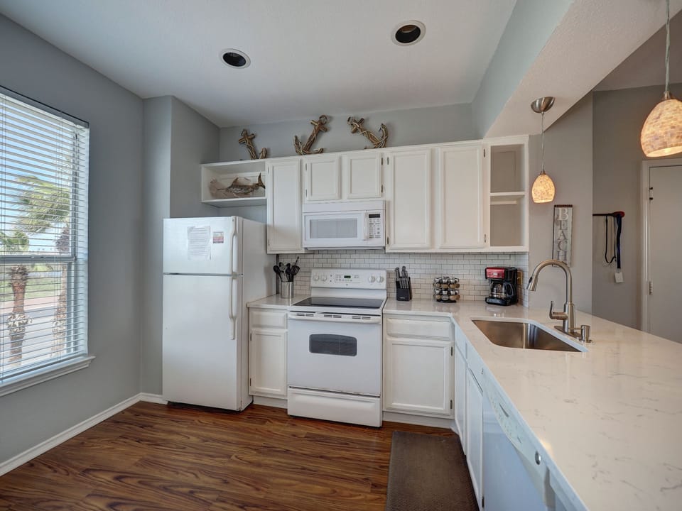 Full sized fridge, oven, stove and microwave means you can cook every meal easy.