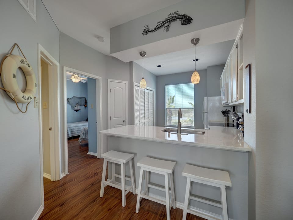 Great breakfast bar with new Quartz countertop.