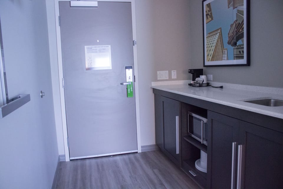 Room, 1 King Bed, Refrigerator | Private kitchenette | Fridge, microwave, coffee/tea maker