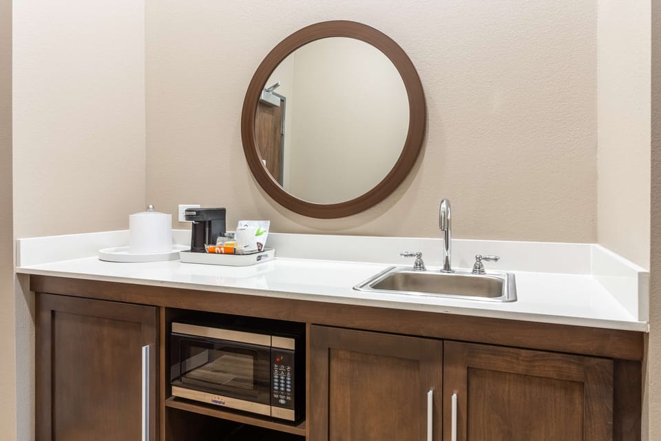Separate tub and shower, towels