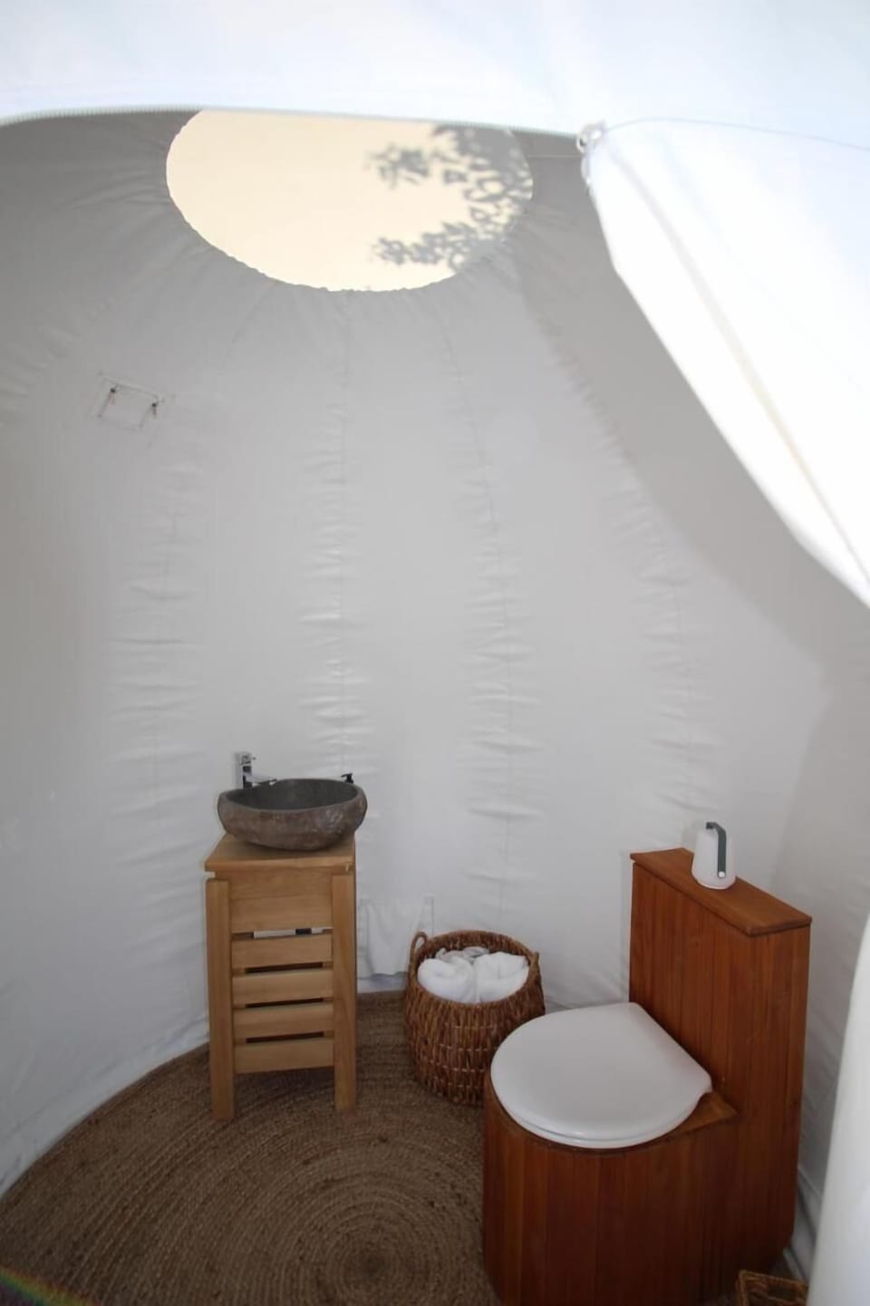 Shower, free toiletries, towels
