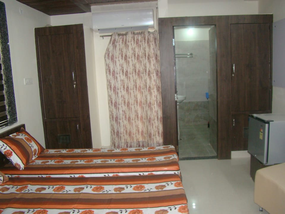Deluxe Double Room, 1 Double Bed, Non Smoking | 1 bedroom, premium bedding, rollaway beds (surcharge), WiFi (free)