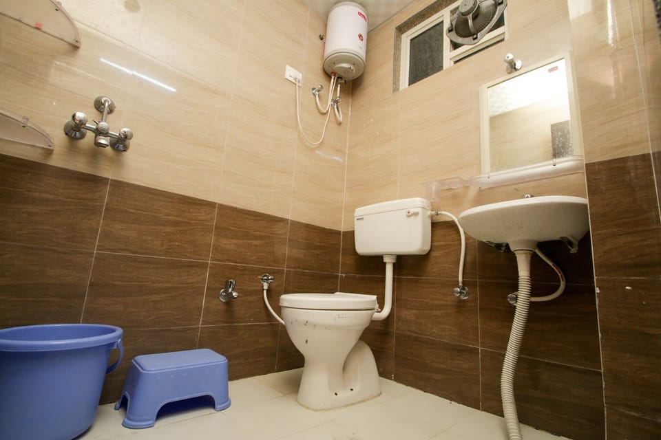 Deluxe Double Room, 1 Double Bed, Non Smoking | Bathroom | Shower, free toiletries