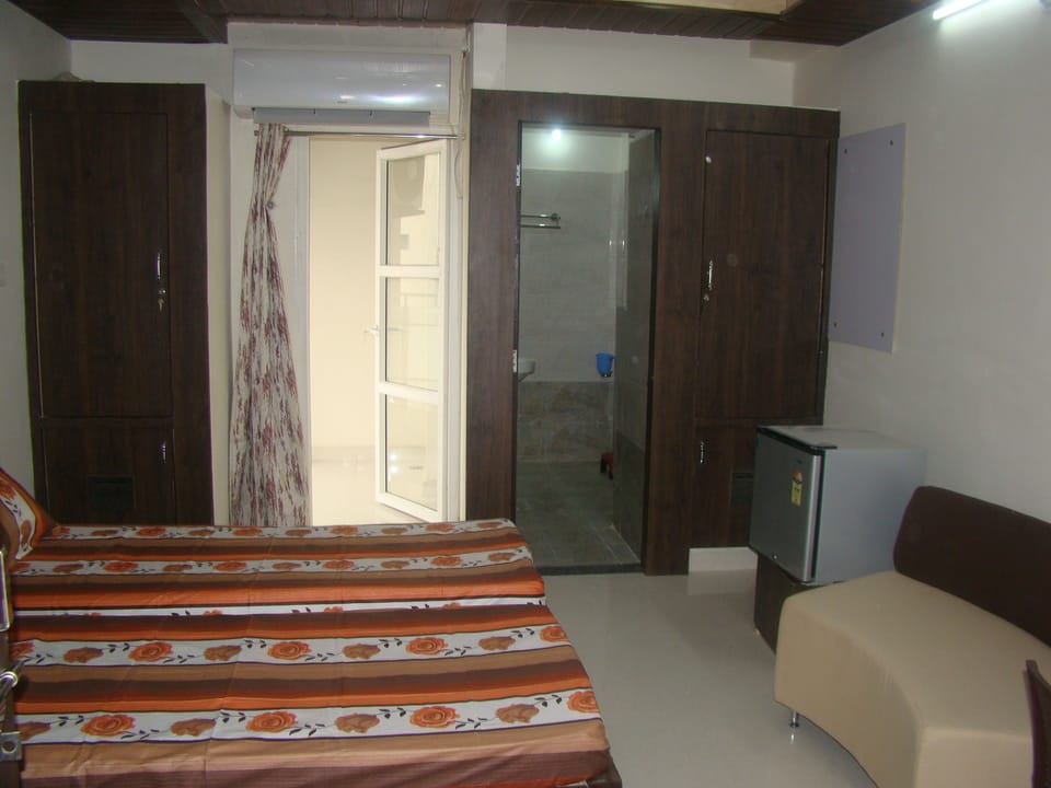 Deluxe Double Room, 1 Double Bed, Non Smoking | 1 bedroom, premium bedding, rollaway beds (surcharge), WiFi (free)