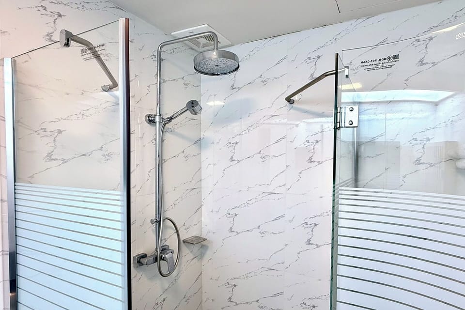 Luxury Twin Room | Bathroom | Shower, free toiletries, hair dryer, towels