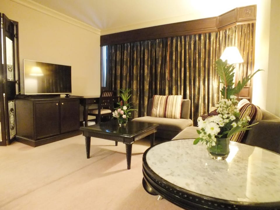 Executive Suite | Minibar, in-room safe, desk, free WiFi