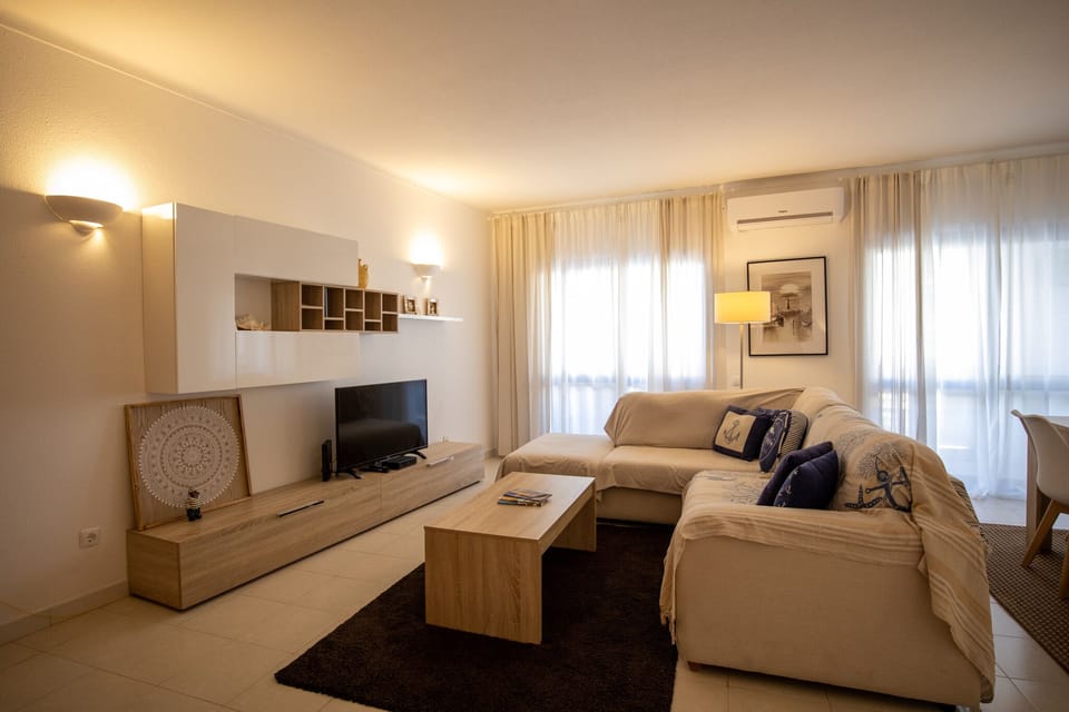 Sala de estar e jantar com TV de 150 canais, internet por fibra ótica e AC