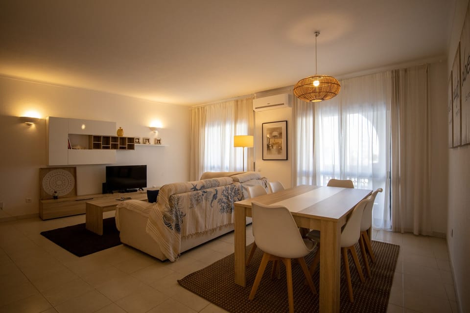 Sala de estar e jantar com TV de 150 canais, internet por fibra ótica e AC
