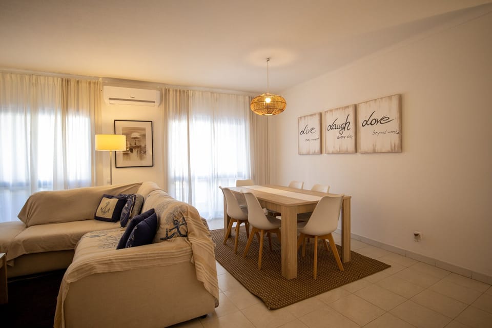 Sala de estar e jantar com TV de 150 canais, internet por fibra ótica e AC