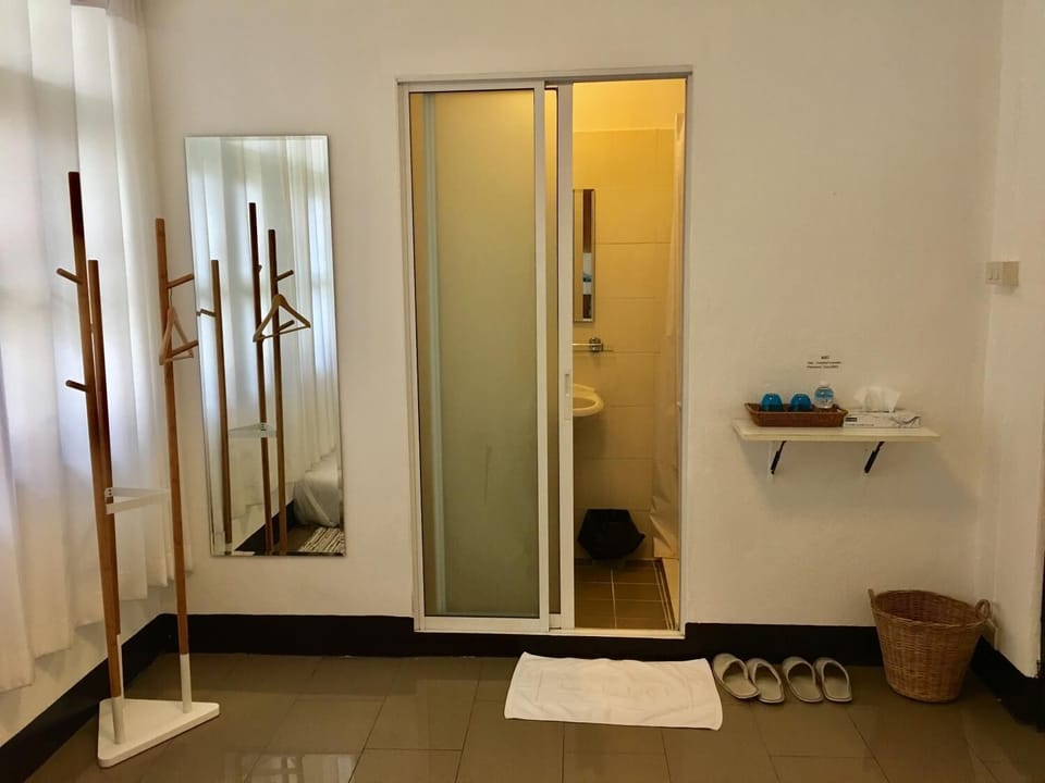 Standard Twin Room | Bathroom | Shower, free toiletries, slippers, towels