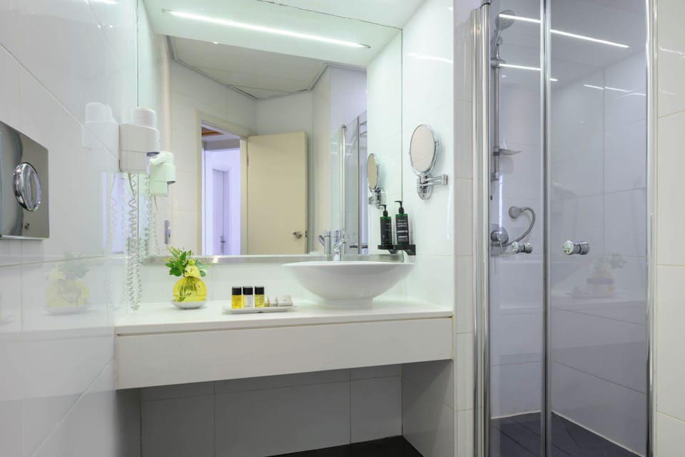 Junior Suite | Bathroom | Combined shower/tub, free toiletries, hair dryer, bathrobes