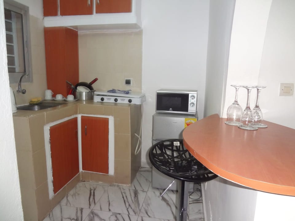 Comfort Duplex, 1 Queen Bed, Non Smoking | Private kitchenette | Fridge, microwave, stovetop, electric kettle