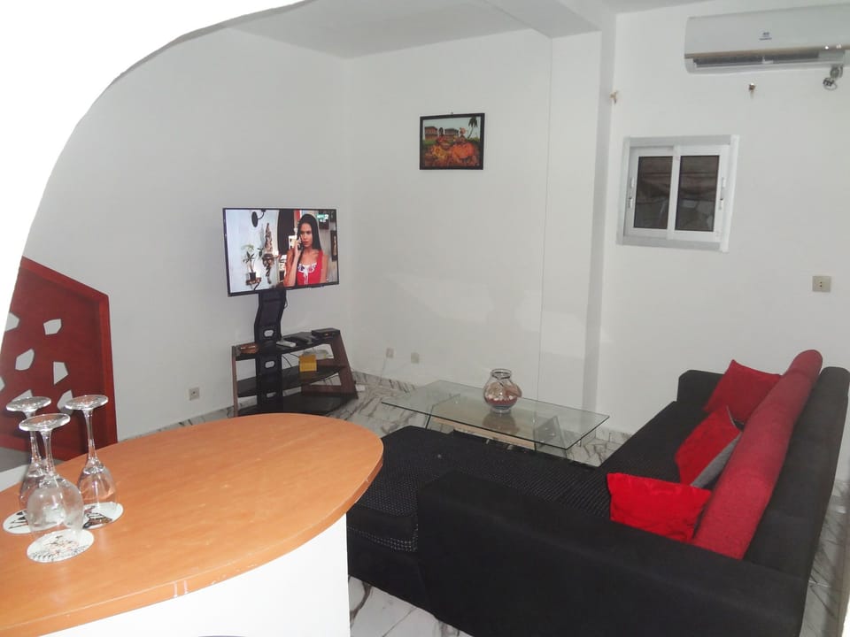 Comfort Duplex, 1 Queen Bed, Non Smoking | Living area | 40-inch plasma TV with satellite channels, TV