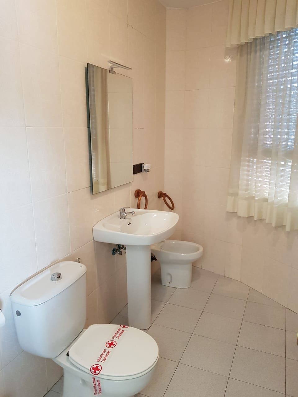 Shower, free toiletries