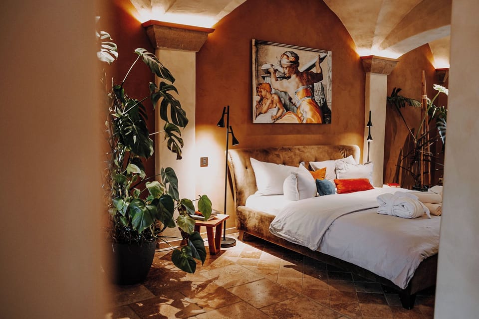 Honeymoon Suite | Free WiFi, bed sheets