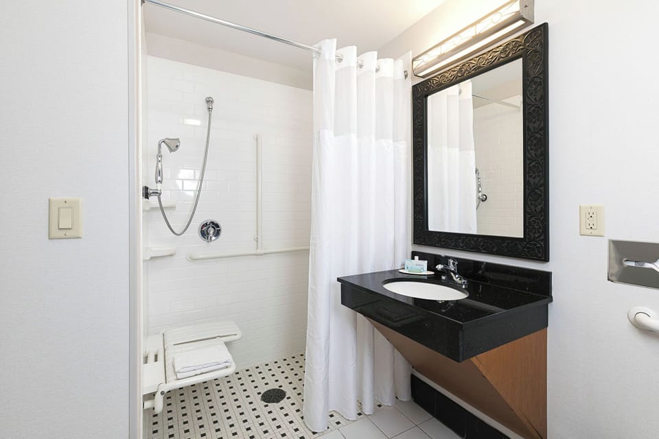 Room, 1 King Bed (Mobility/Hearing Access, Roll-In Shwr) | In-room safe, individually furnished, desk, blackout drapes