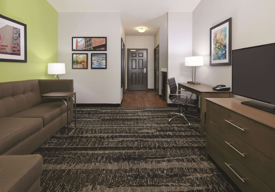 Suite, 1 King Bed, Hearing Accessible, Non Smoking (Mobility/hearing Tub W/grab Bars) | Premium bedding, desk, iron/ironing board, bed sheets