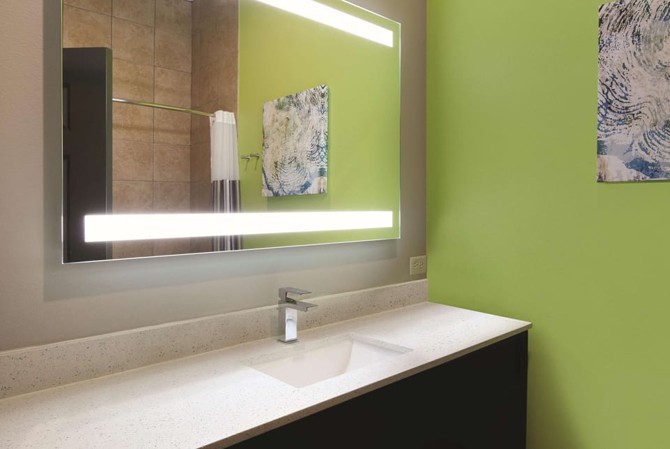 Combined shower/tub, free toiletries, hair dryer, towels