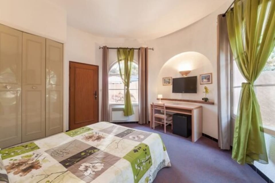 Minibar, in-room safe, individually decorated, individually furnished