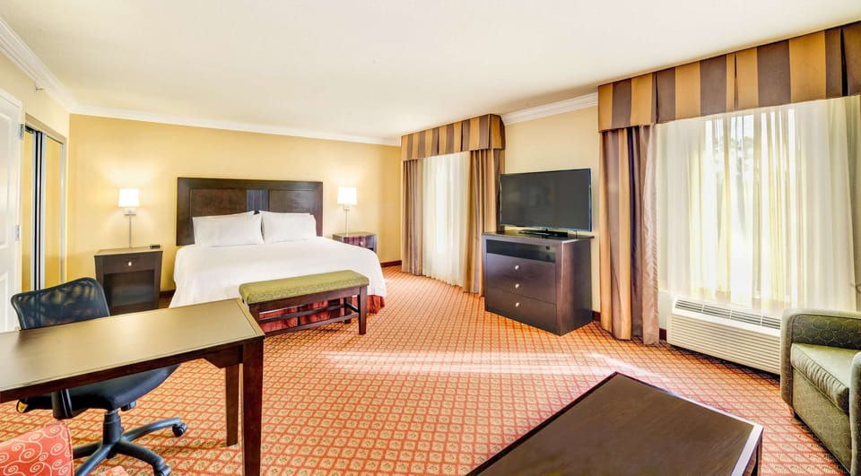 Premium bedding, in-room safe, desk, blackout drapes