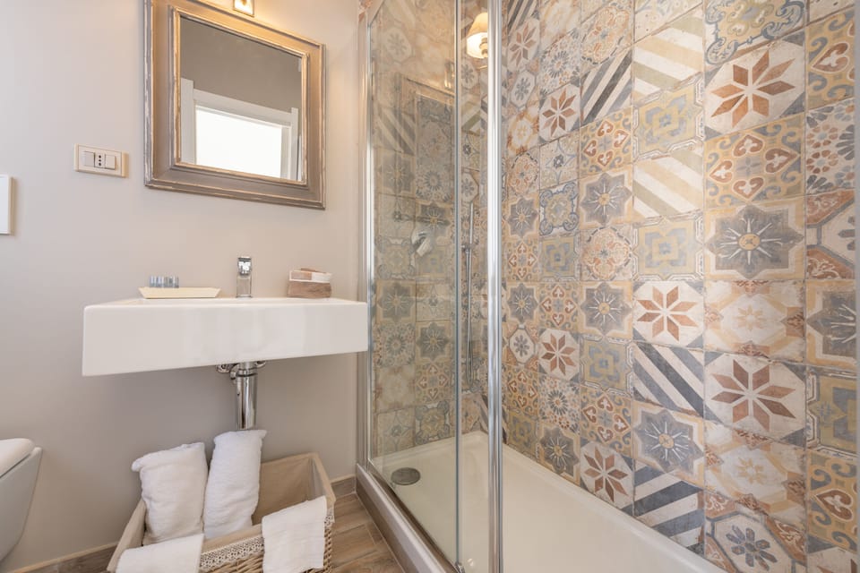 Panoramic Studio, Canal View | Bathroom | Shower, free toiletries, hair dryer, bidet