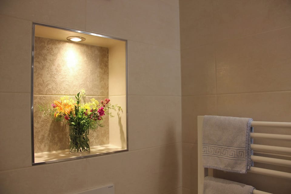 Premium Double Room | Bathroom | Hair dryer, towels