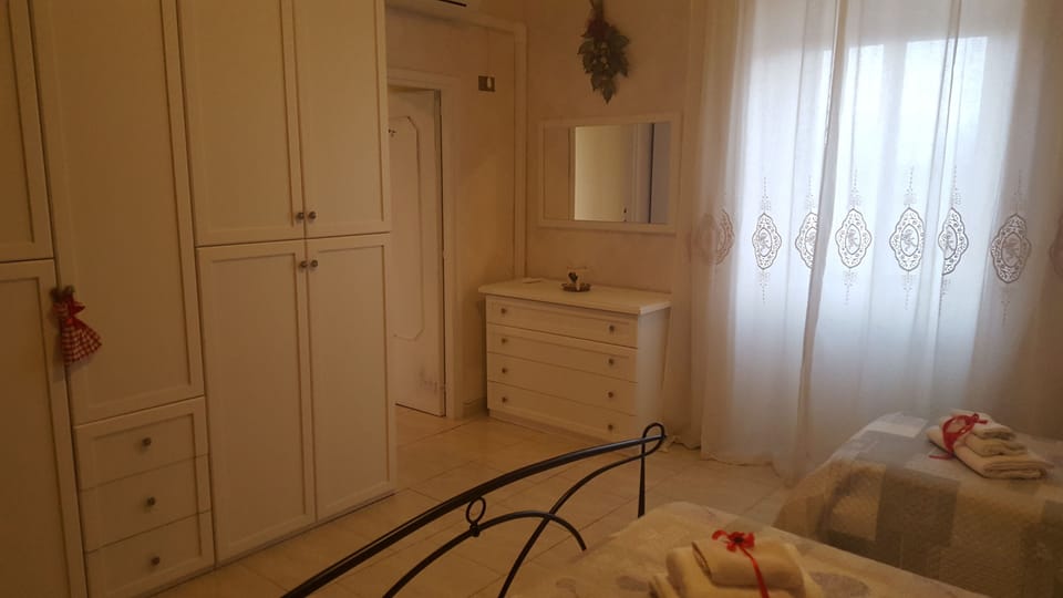 Apartment, 1 Bedroom | Cribs (free), WiFi (free), bed sheets