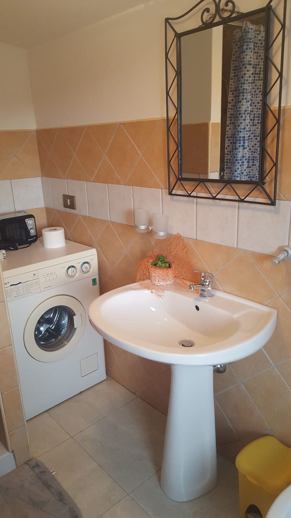Apartment, 1 Bedroom | Bathroom | Free toiletries, hair dryer, bidet, towels