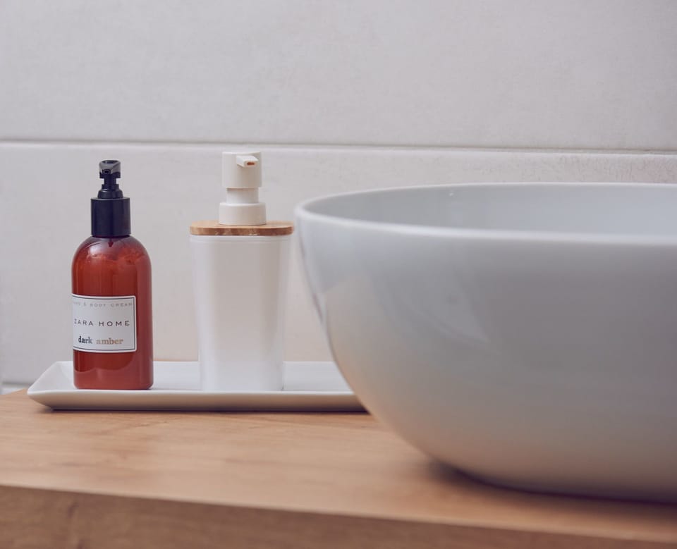 Comfort Double Room | Bathroom | Shower, free toiletries, hair dryer, bidet