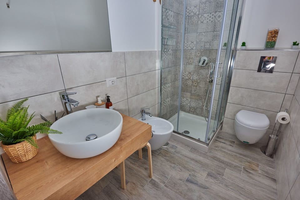 Double Room, Ensuite | Bathroom | Shower, free toiletries, hair dryer, bidet